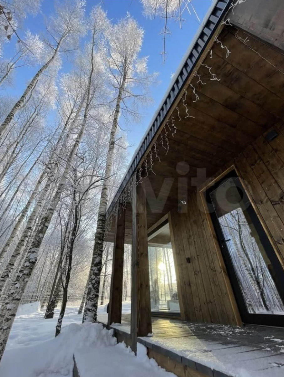 В центре областной столицы уже начали собирать новогоднюю елку, а это верный признак того, что до праздников осталось совсем немного времени. Пора задуматься о месте для торжества. По статистике, большинство россиян останутся дома, и только каждый десятый отправится на дачу или снимет жилье за городом. «Ключ-Медиа» посмотрел все имеющиеся предложения и составил свой топ-5 наиболее интересных вариантов за пределами Владимира.