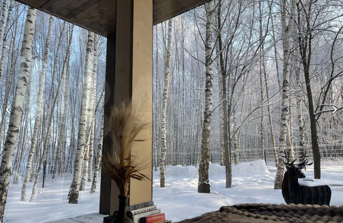 В центре областной столицы уже начали собирать новогоднюю елку, а это верный признак того, что до праздников осталось совсем немного времени. Пора задуматься о месте для торжества. По статистике, большинство россиян останутся дома, и только каждый десятый отправится на дачу или снимет жилье за городом. «Ключ-Медиа» посмотрел все имеющиеся предложения и составил свой топ-5 наиболее интересных вариантов за пределами Владимира.