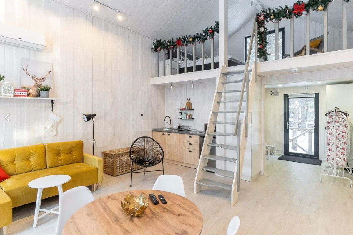 В центре областной столицы уже начали собирать новогоднюю елку, а это верный признак того, что до праздников осталось совсем немного времени. Пора задуматься о месте для торжества. По статистике, большинство россиян останутся дома, и только каждый десятый отправится на дачу или снимет жилье за городом. «Ключ-Медиа» посмотрел все имеющиеся предложения и составил свой топ-5 наиболее интересных вариантов за пределами Владимира.