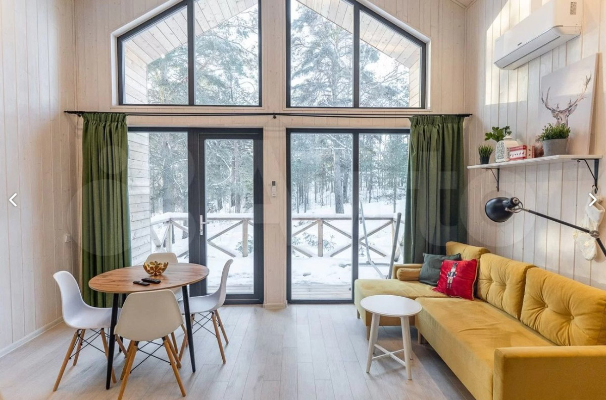 В центре областной столицы уже начали собирать новогоднюю елку, а это верный признак того, что до праздников осталось совсем немного времени. Пора задуматься о месте для торжества. По статистике, большинство россиян останутся дома, и только каждый десятый отправится на дачу или снимет жилье за городом. «Ключ-Медиа» посмотрел все имеющиеся предложения и составил свой топ-5 наиболее интересных вариантов за пределами Владимира.