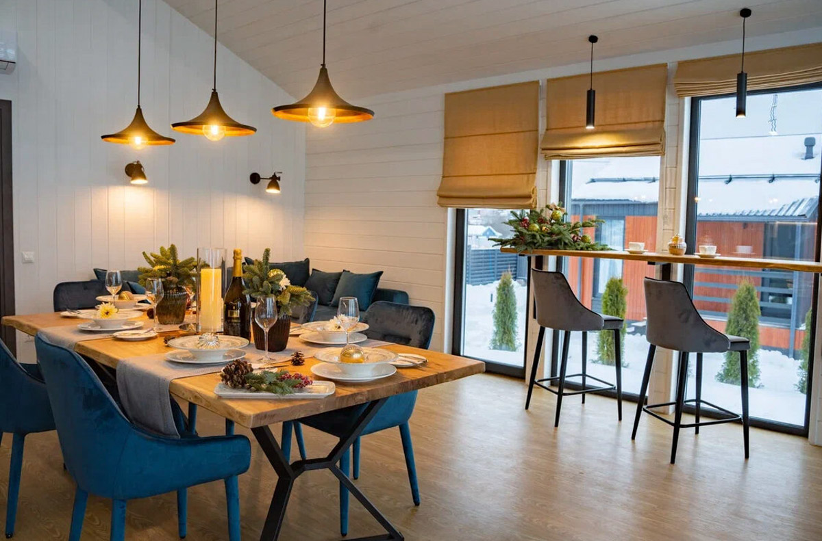 В центре областной столицы уже начали собирать новогоднюю елку, а это верный признак того, что до праздников осталось совсем немного времени. Пора задуматься о месте для торжества. По статистике, большинство россиян останутся дома, и только каждый десятый отправится на дачу или снимет жилье за городом. «Ключ-Медиа» посмотрел все имеющиеся предложения и составил свой топ-5 наиболее интересных вариантов за пределами Владимира.