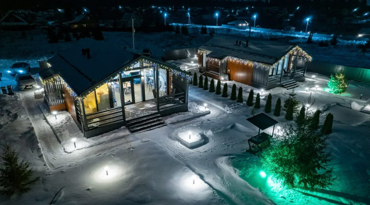 В центре областной столицы уже начали собирать новогоднюю елку, а это верный признак того, что до праздников осталось совсем немного времени. Пора задуматься о месте для торжества. По статистике, большинство россиян останутся дома, и только каждый десятый отправится на дачу или снимет жилье за городом. «Ключ-Медиа» посмотрел все имеющиеся предложения и составил свой топ-5 наиболее интересных вариантов за пределами Владимира.