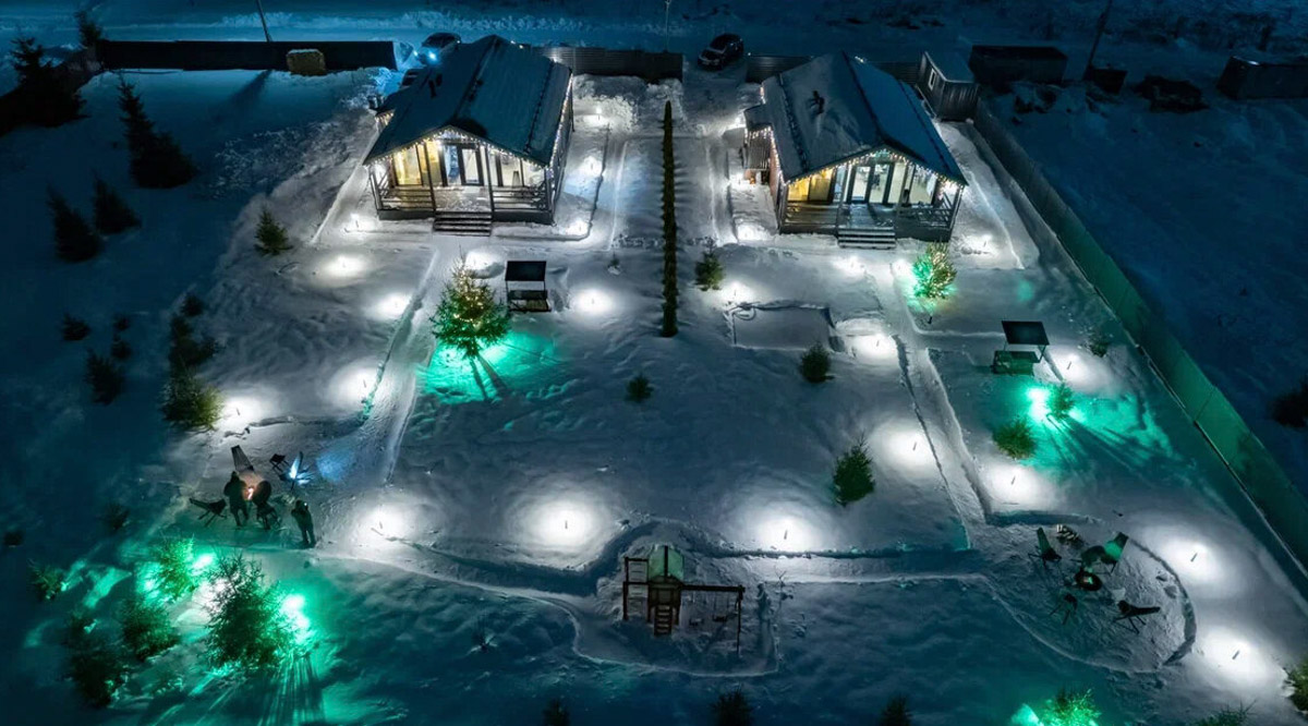 В центре областной столицы уже начали собирать новогоднюю елку, а это верный признак того, что до праздников осталось совсем немного времени. Пора задуматься о месте для торжества. По статистике, большинство россиян останутся дома, и только каждый десятый отправится на дачу или снимет жилье за городом. «Ключ-Медиа» посмотрел все имеющиеся предложения и составил свой топ-5 наиболее интересных вариантов за пределами Владимира.