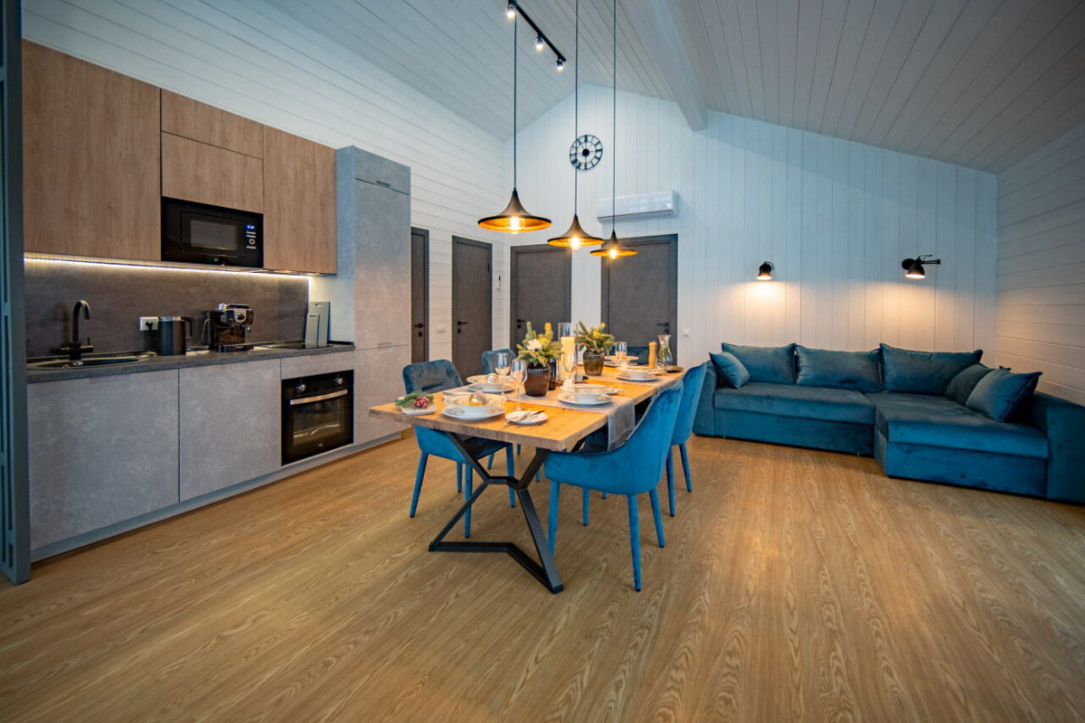 В центре областной столицы уже начали собирать новогоднюю елку, а это верный признак того, что до праздников осталось совсем немного времени. Пора задуматься о месте для торжества. По статистике, большинство россиян останутся дома, и только каждый десятый отправится на дачу или снимет жилье за городом. «Ключ-Медиа» посмотрел все имеющиеся предложения и составил свой топ-5 наиболее интересных вариантов за пределами Владимира.