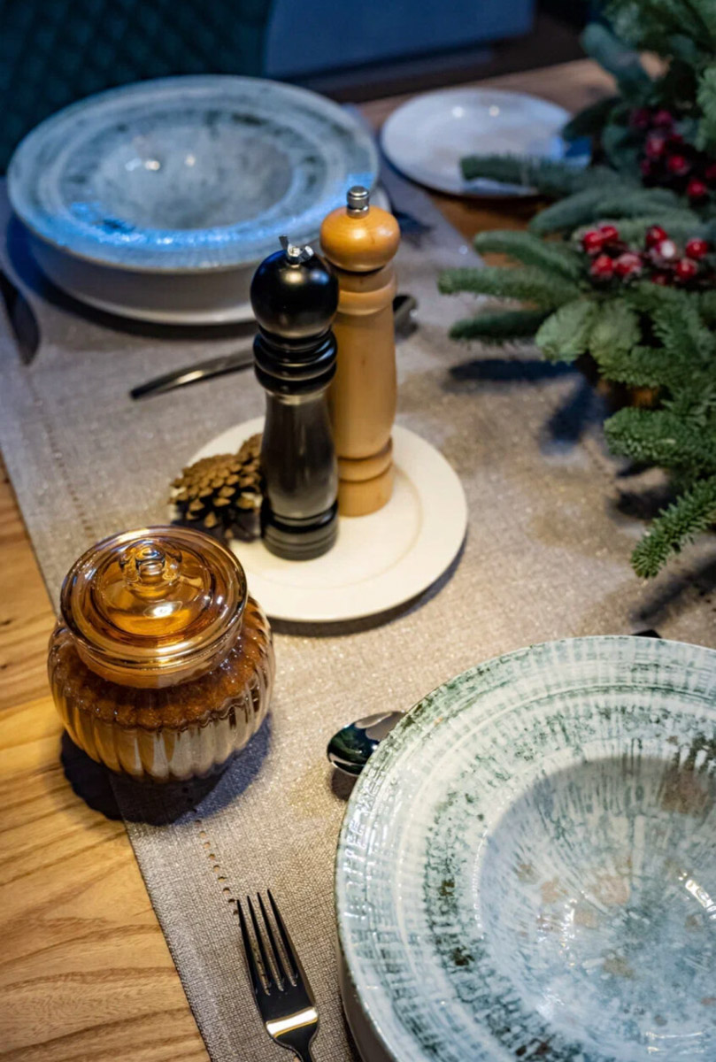 В центре областной столицы уже начали собирать новогоднюю елку, а это верный признак того, что до праздников осталось совсем немного времени. Пора задуматься о месте для торжества. По статистике, большинство россиян останутся дома, и только каждый десятый отправится на дачу или снимет жилье за городом. «Ключ-Медиа» посмотрел все имеющиеся предложения и составил свой топ-5 наиболее интересных вариантов за пределами Владимира.