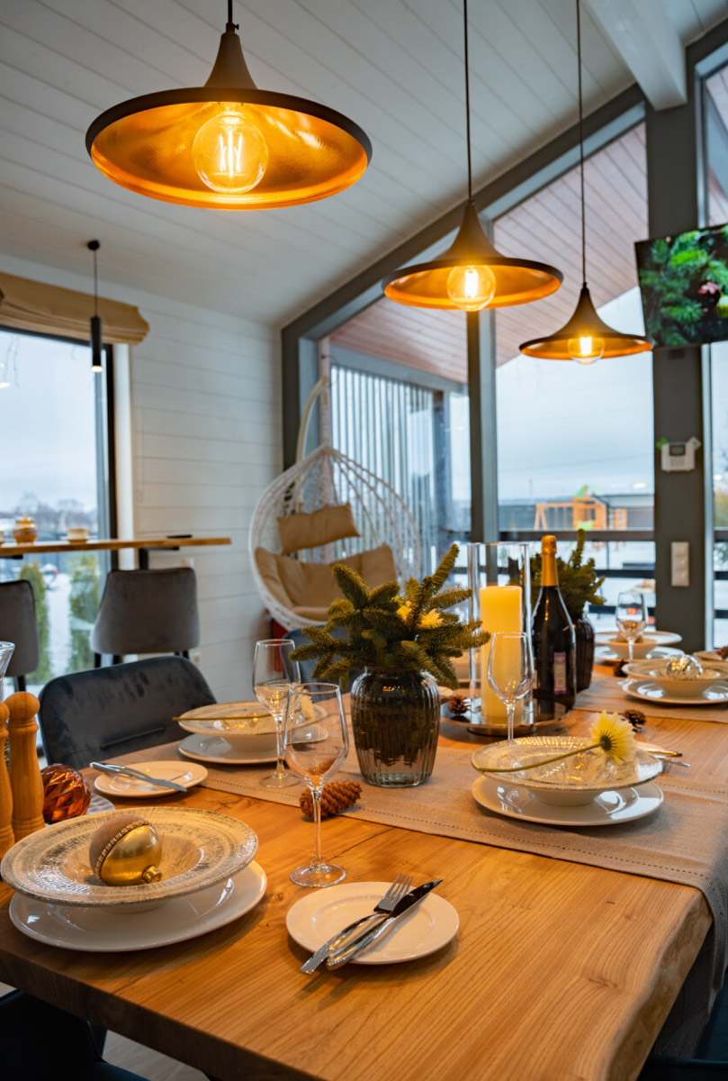 В центре областной столицы уже начали собирать новогоднюю елку, а это верный признак того, что до праздников осталось совсем немного времени. Пора задуматься о месте для торжества. По статистике, большинство россиян останутся дома, и только каждый десятый отправится на дачу или снимет жилье за городом. «Ключ-Медиа» посмотрел все имеющиеся предложения и составил свой топ-5 наиболее интересных вариантов за пределами Владимира.