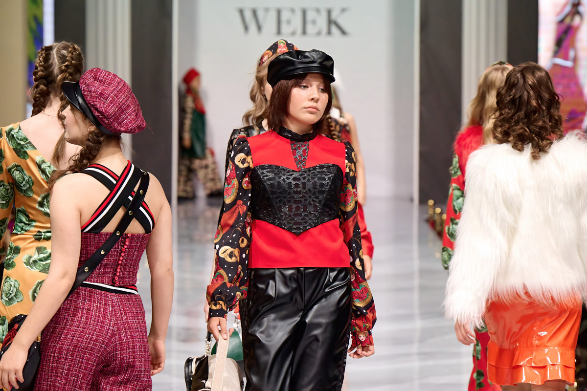 Наталья Рязанова продемонстрировала новую коллекцию детской и подростковой одежды на Estet Fashion Week. В столице нашей страны эона впервые показала зрителям уникальные образы, соединившие в себе национальный колорит и актуальные тренды. Получилось ли у нее удивить публику?