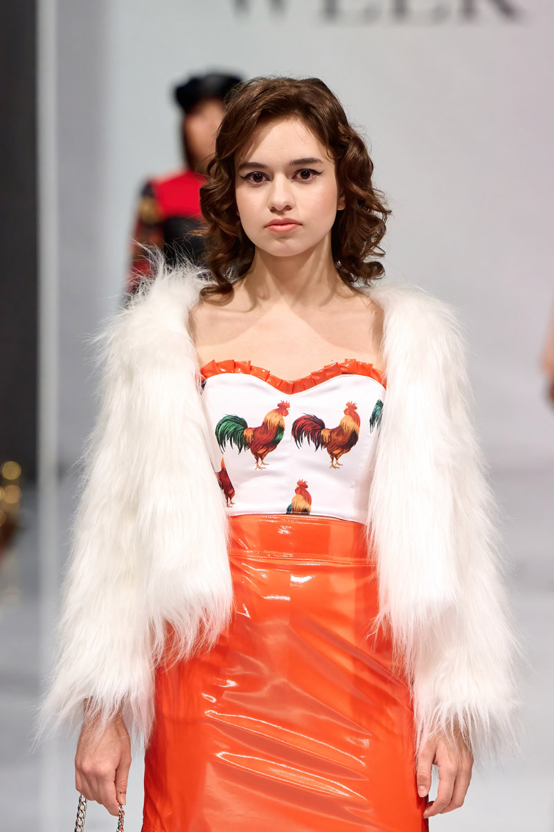 Наталья Рязанова продемонстрировала новую коллекцию детской и подростковой одежды на Estet Fashion Week. В столице нашей страны эона впервые показала зрителям уникальные образы, соединившие в себе национальный колорит и актуальные тренды. Получилось ли у нее удивить публику?