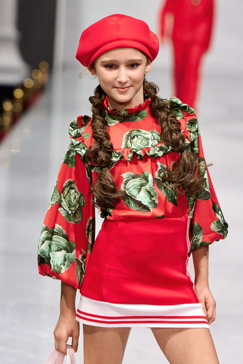 Наталья Рязанова продемонстрировала новую коллекцию детской и подростковой одежды на Estet Fashion Week. В столице нашей страны эона впервые показала зрителям уникальные образы, соединившие в себе национальный колорит и актуальные тренды. Получилось ли у нее удивить публику?