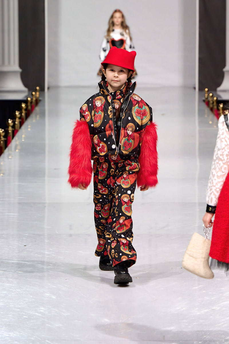 Наталья Рязанова продемонстрировала новую коллекцию детской и подростковой одежды на Estet Fashion Week. В столице нашей страны эона впервые показала зрителям уникальные образы, соединившие в себе национальный колорит и актуальные тренды. Получилось ли у нее удивить публику?