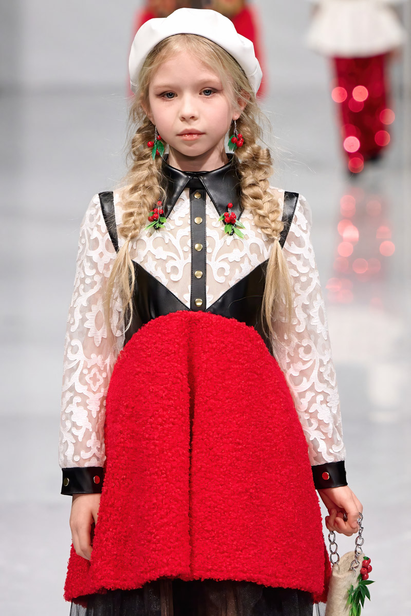 Наталья Рязанова продемонстрировала новую коллекцию детской и подростковой одежды на Estet Fashion Week. В столице нашей страны эона впервые показала зрителям уникальные образы, соединившие в себе национальный колорит и актуальные тренды. Получилось ли у нее удивить публику?