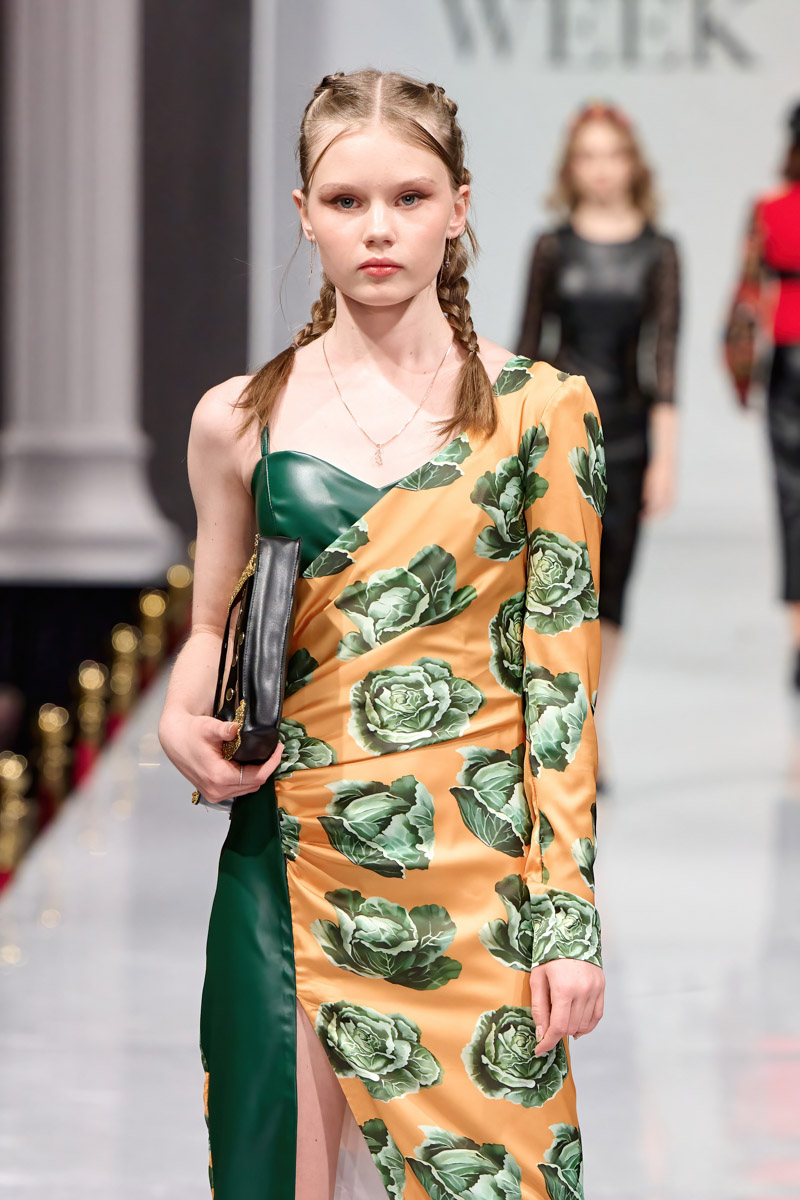 Наталья Рязанова продемонстрировала новую коллекцию детской и подростковой одежды на Estet Fashion Week. В столице нашей страны эона впервые показала зрителям уникальные образы, соединившие в себе национальный колорит и актуальные тренды. Получилось ли у нее удивить публику?