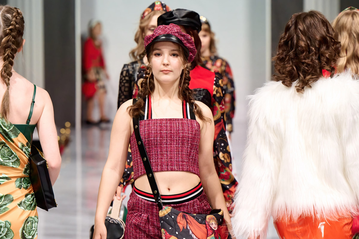 Наталья Рязанова продемонстрировала новую коллекцию детской и подростковой одежды на Estet Fashion Week. В столице нашей страны эона впервые показала зрителям уникальные образы, соединившие в себе национальный колорит и актуальные тренды. Получилось ли у нее удивить публику?
