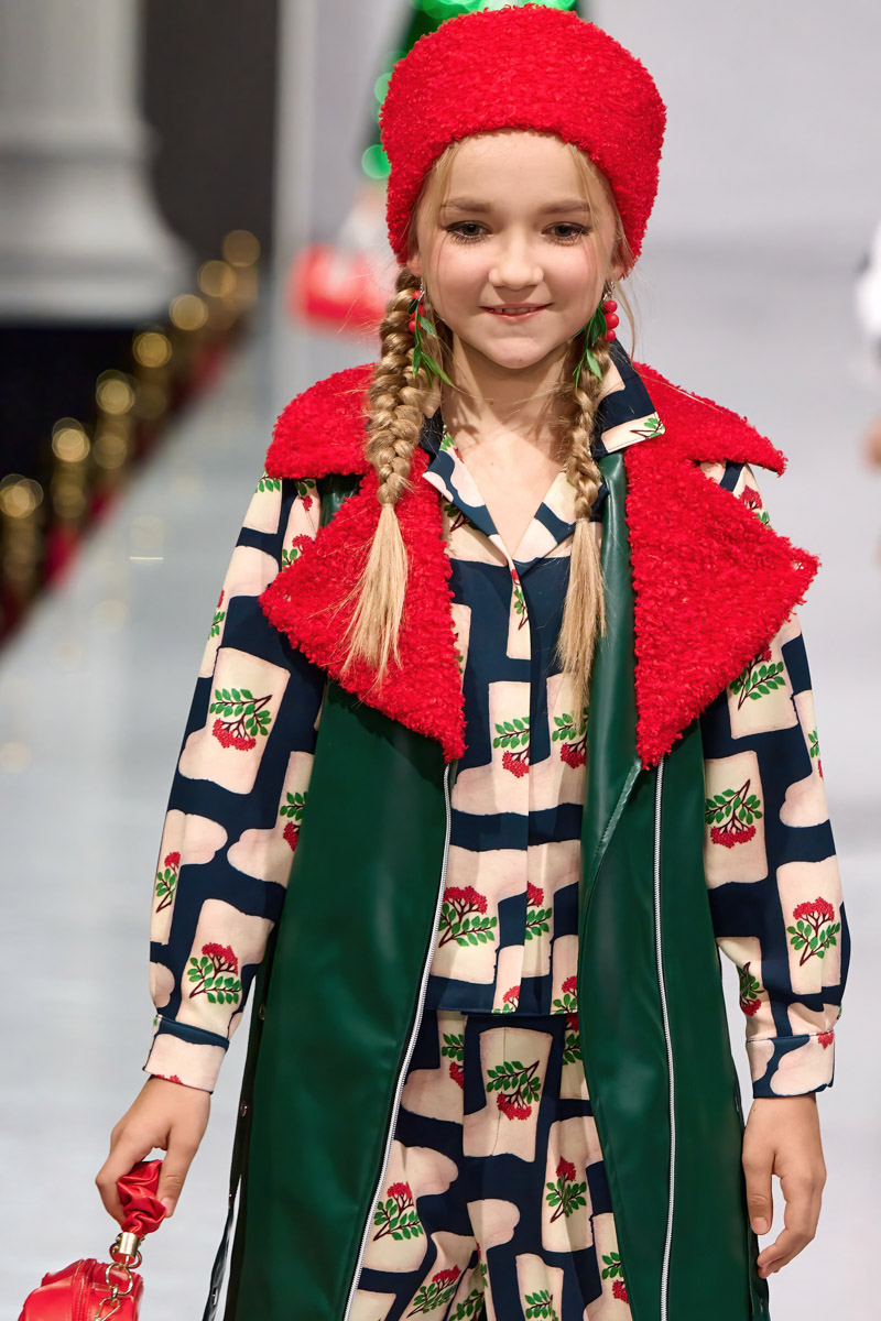 Наталья Рязанова продемонстрировала новую коллекцию детской и подростковой одежды на Estet Fashion Week. В столице нашей страны эона впервые показала зрителям уникальные образы, соединившие в себе национальный колорит и актуальные тренды. Получилось ли у нее удивить публику?