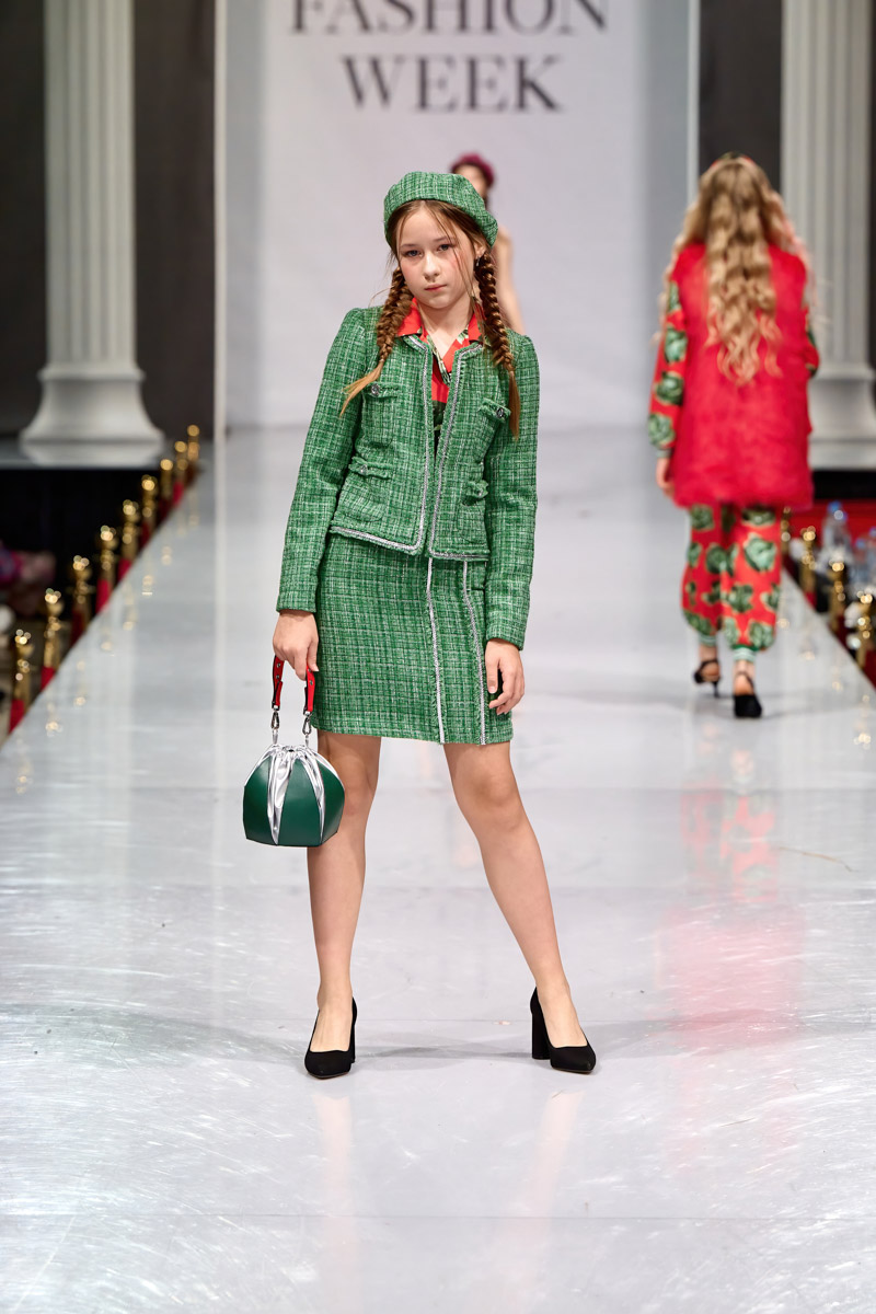 Наталья Рязанова продемонстрировала новую коллекцию детской и подростковой одежды на Estet Fashion Week. В столице нашей страны эона впервые показала зрителям уникальные образы, соединившие в себе национальный колорит и актуальные тренды. Получилось ли у нее удивить публику?