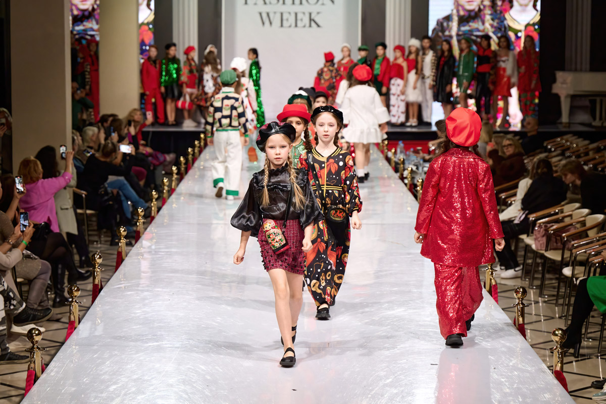 Наталья Рязанова продемонстрировала новую коллекцию детской и подростковой одежды на Estet Fashion Week. В столице нашей страны эона впервые показала зрителям уникальные образы, соединившие в себе национальный колорит и актуальные тренды. Получилось ли у нее удивить публику?