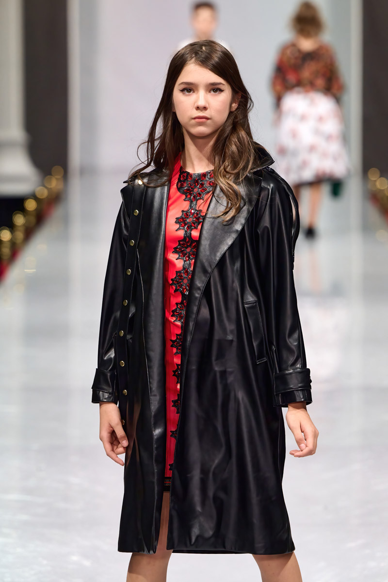 Наталья Рязанова продемонстрировала новую коллекцию детской и подростковой одежды на Estet Fashion Week. В столице нашей страны эона впервые показала зрителям уникальные образы, соединившие в себе национальный колорит и актуальные тренды. Получилось ли у нее удивить публику?