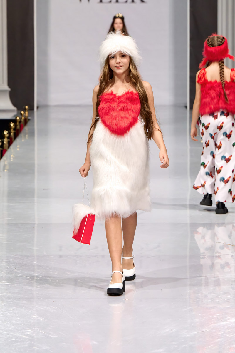 Наталья Рязанова продемонстрировала новую коллекцию детской и подростковой одежды на Estet Fashion Week. В столице нашей страны эона впервые показала зрителям уникальные образы, соединившие в себе национальный колорит и актуальные тренды. Получилось ли у нее удивить публику?