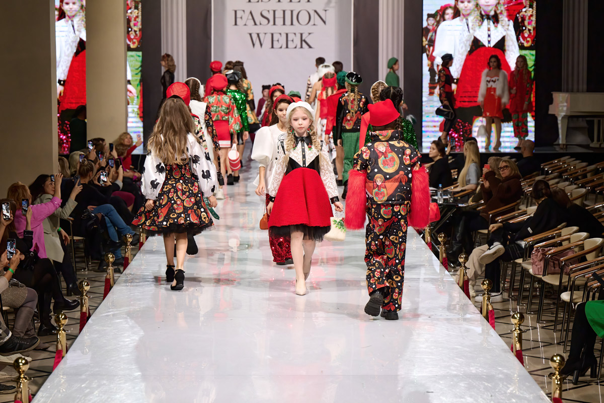 Наталья Рязанова продемонстрировала новую коллекцию детской и подростковой одежды на Estet Fashion Week. В столице нашей страны эона впервые показала зрителям уникальные образы, соединившие в себе национальный колорит и актуальные тренды. Получилось ли у нее удивить публику?