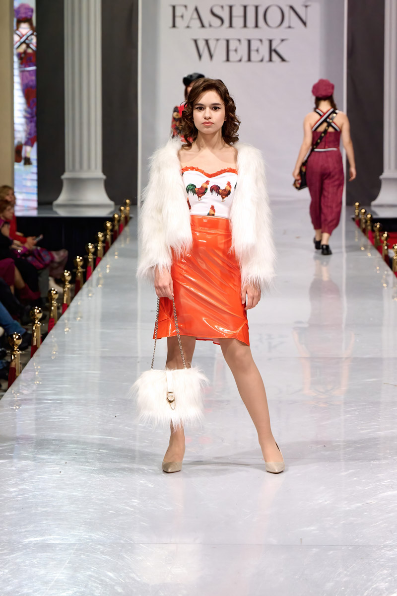 Наталья Рязанова продемонстрировала новую коллекцию детской и подростковой одежды на Estet Fashion Week. В столице нашей страны эона впервые показала зрителям уникальные образы, соединившие в себе национальный колорит и актуальные тренды. Получилось ли у нее удивить публику?