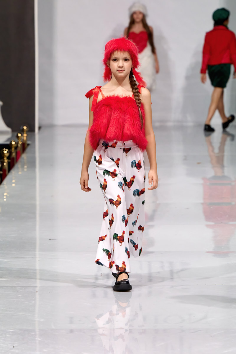 Наталья Рязанова продемонстрировала новую коллекцию детской и подростковой одежды на Estet Fashion Week. В столице нашей страны эона впервые показала зрителям уникальные образы, соединившие в себе национальный колорит и актуальные тренды. Получилось ли у нее удивить публику?