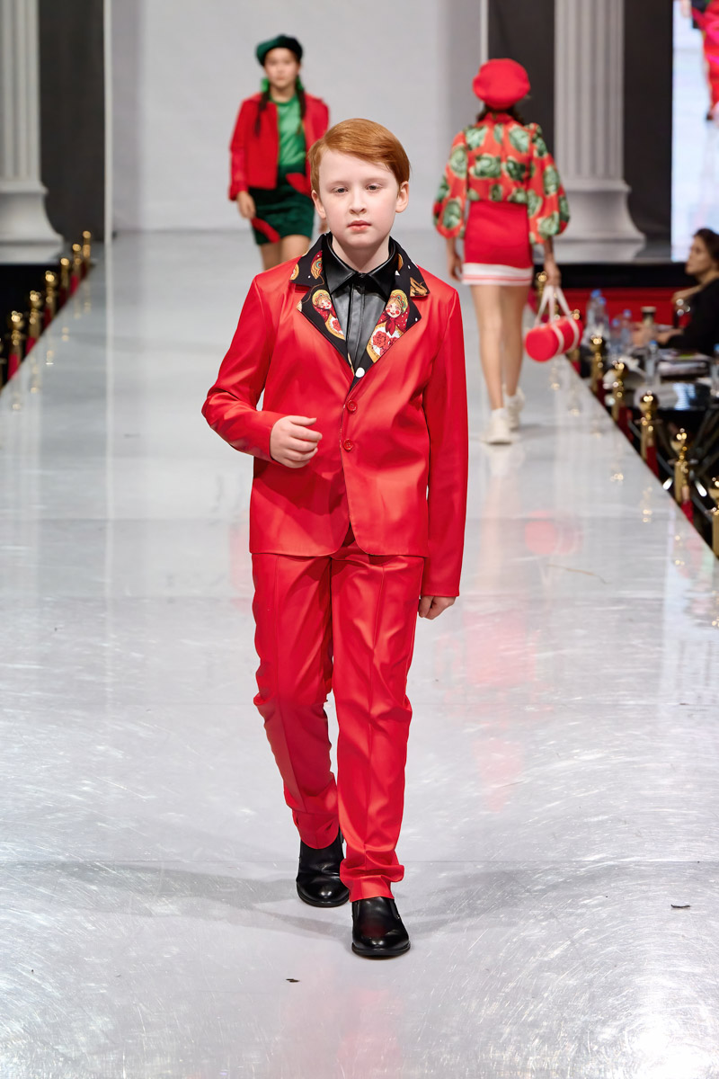 Наталья Рязанова продемонстрировала новую коллекцию детской и подростковой одежды на Estet Fashion Week. В столице нашей страны эона впервые показала зрителям уникальные образы, соединившие в себе национальный колорит и актуальные тренды. Получилось ли у нее удивить публику?