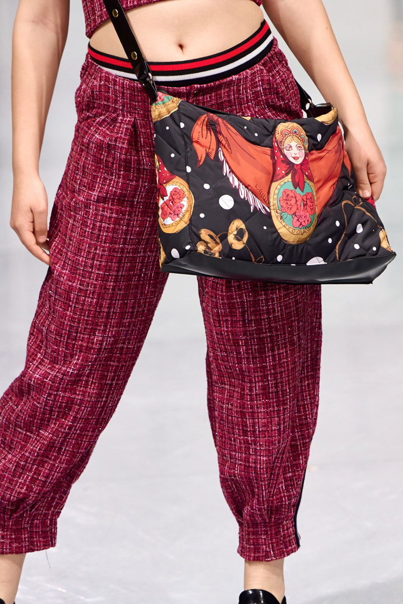 Наталья Рязанова продемонстрировала новую коллекцию детской и подростковой одежды на Estet Fashion Week. В столице нашей страны эона впервые показала зрителям уникальные образы, соединившие в себе национальный колорит и актуальные тренды. Получилось ли у нее удивить публику?