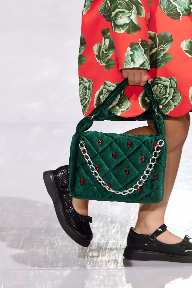 Наталья Рязанова продемонстрировала новую коллекцию детской и подростковой одежды на Estet Fashion Week. В столице нашей страны эона впервые показала зрителям уникальные образы, соединившие в себе национальный колорит и актуальные тренды. Получилось ли у нее удивить публику?