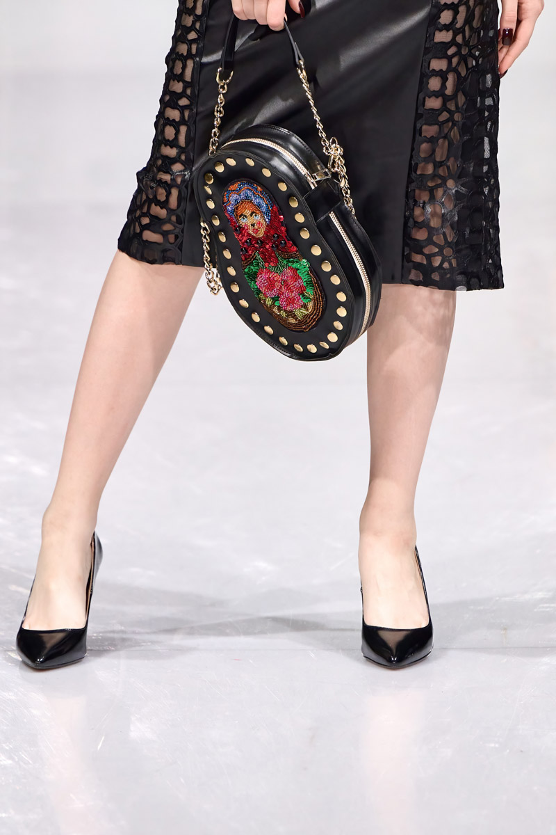 Наталья Рязанова продемонстрировала новую коллекцию детской и подростковой одежды на Estet Fashion Week. В столице нашей страны эона впервые показала зрителям уникальные образы, соединившие в себе национальный колорит и актуальные тренды. Получилось ли у нее удивить публику?