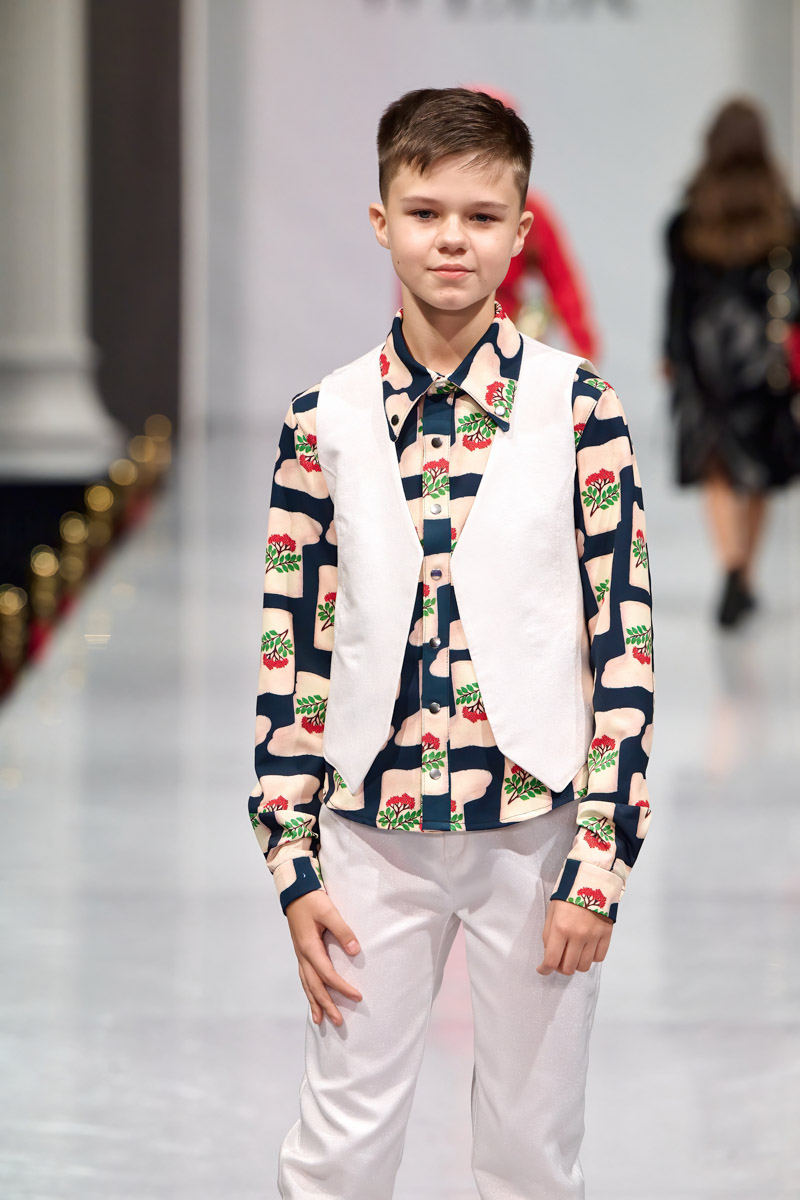 Наталья Рязанова продемонстрировала новую коллекцию детской и подростковой одежды на Estet Fashion Week. В столице нашей страны эона впервые показала зрителям уникальные образы, соединившие в себе национальный колорит и актуальные тренды. Получилось ли у нее удивить публику?