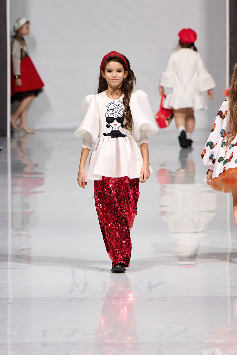 Наталья Рязанова продемонстрировала новую коллекцию детской и подростковой одежды на Estet Fashion Week. В столице нашей страны эона впервые показала зрителям уникальные образы, соединившие в себе национальный колорит и актуальные тренды. Получилось ли у нее удивить публику?