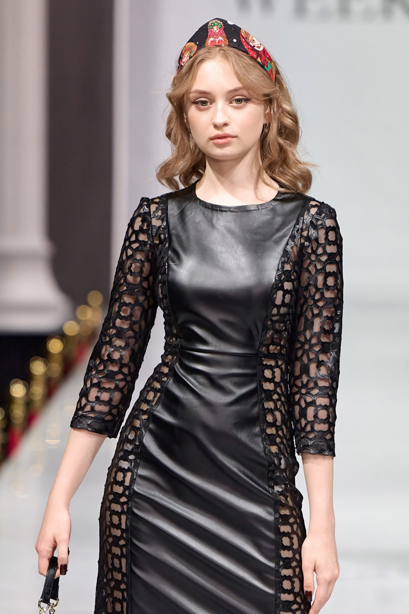 Наталья Рязанова продемонстрировала новую коллекцию детской и подростковой одежды на Estet Fashion Week. В столице нашей страны эона впервые показала зрителям уникальные образы, соединившие в себе национальный колорит и актуальные тренды. Получилось ли у нее удивить публику?