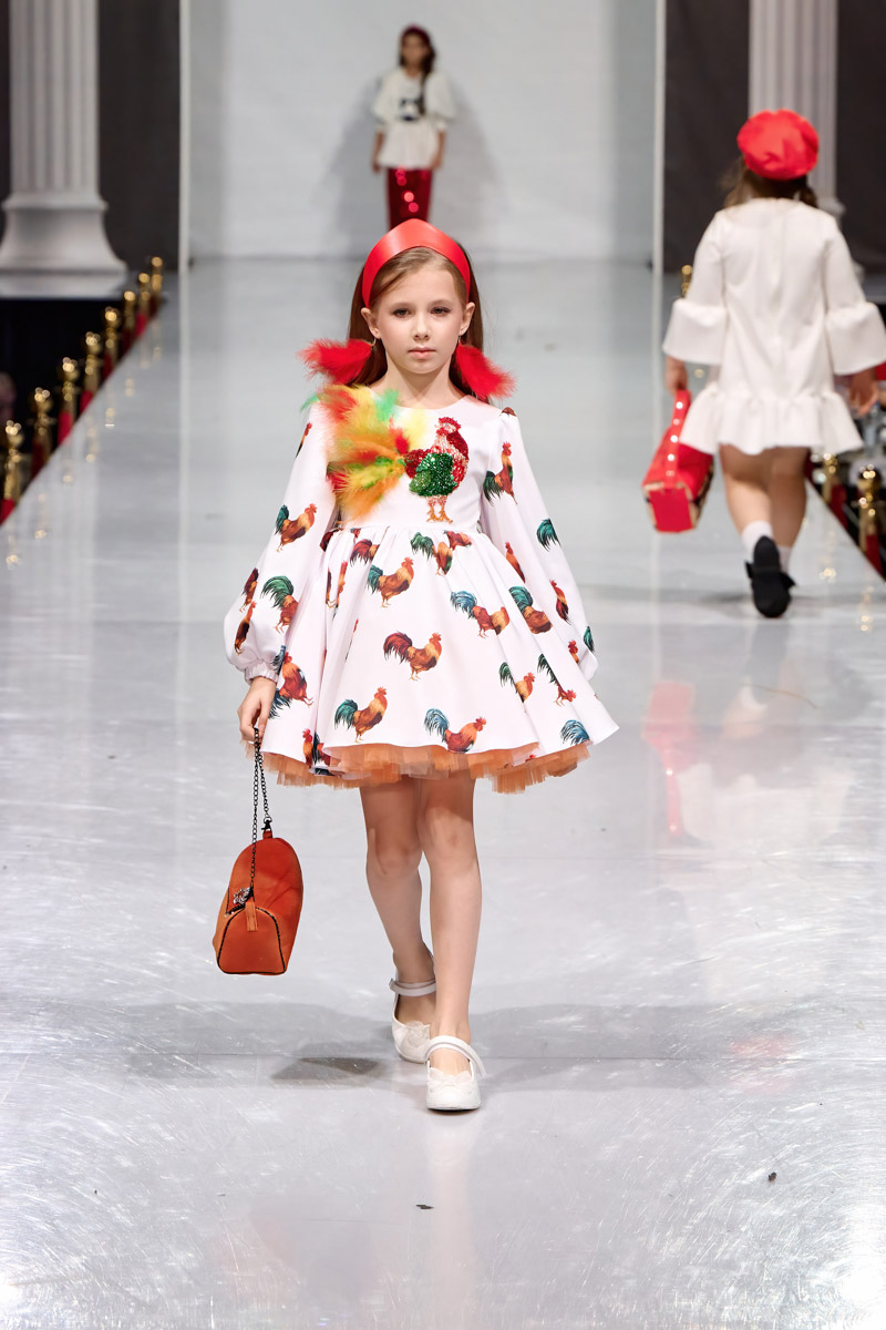 Наталья Рязанова продемонстрировала новую коллекцию детской и подростковой одежды на Estet Fashion Week. В столице нашей страны эона впервые показала зрителям уникальные образы, соединившие в себе национальный колорит и актуальные тренды. Получилось ли у нее удивить публику?