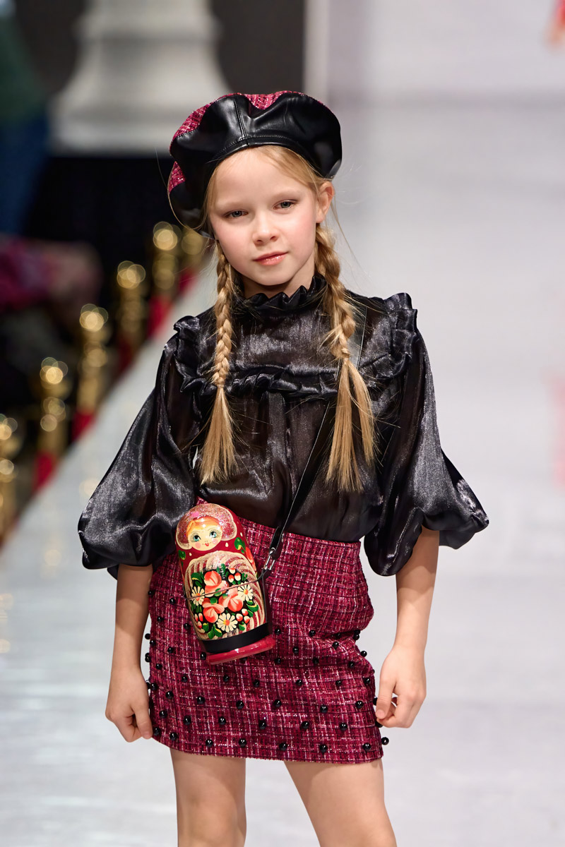 Наталья Рязанова продемонстрировала новую коллекцию детской и подростковой одежды на Estet Fashion Week. В столице нашей страны эона впервые показала зрителям уникальные образы, соединившие в себе национальный колорит и актуальные тренды. Получилось ли у нее удивить публику?