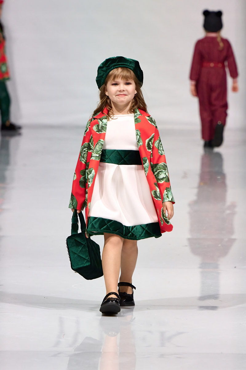 Наталья Рязанова продемонстрировала новую коллекцию детской и подростковой одежды на Estet Fashion Week. В столице нашей страны эона впервые показала зрителям уникальные образы, соединившие в себе национальный колорит и актуальные тренды. Получилось ли у нее удивить публику?
