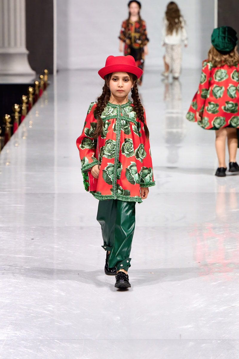 Наталья Рязанова продемонстрировала новую коллекцию детской и подростковой одежды на Estet Fashion Week. В столице нашей страны эона впервые показала зрителям уникальные образы, соединившие в себе национальный колорит и актуальные тренды. Получилось ли у нее удивить публику?