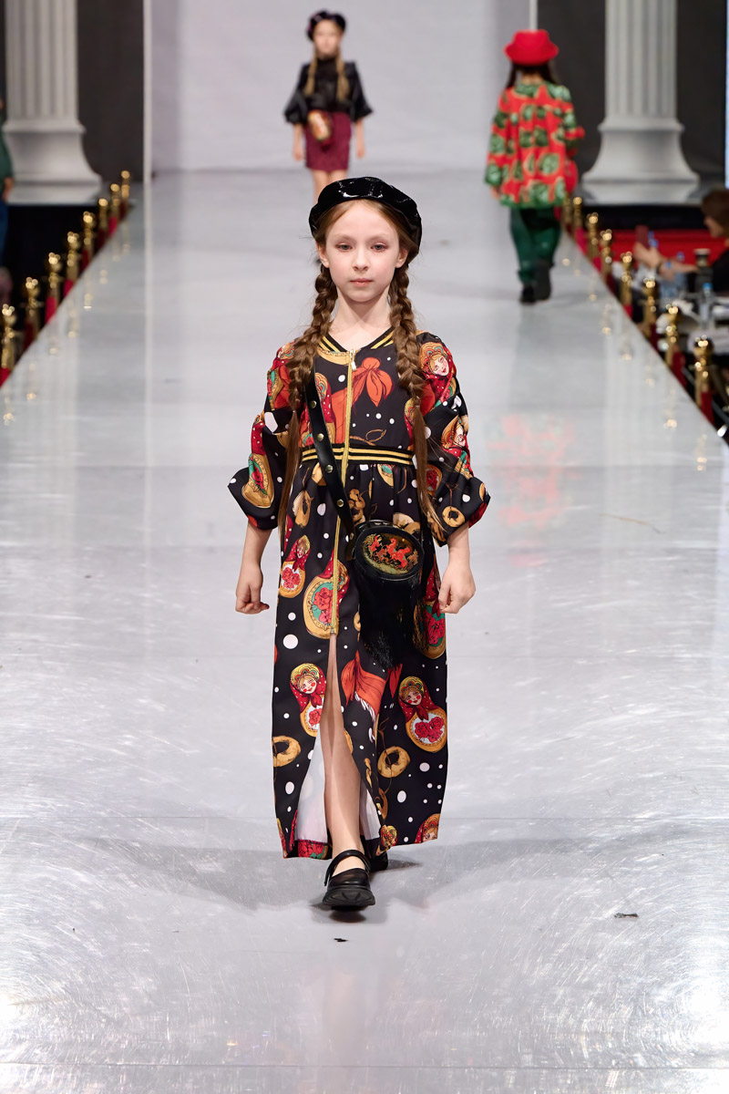 Наталья Рязанова продемонстрировала новую коллекцию детской и подростковой одежды на Estet Fashion Week. В столице нашей страны эона впервые показала зрителям уникальные образы, соединившие в себе национальный колорит и актуальные тренды. Получилось ли у нее удивить публику?