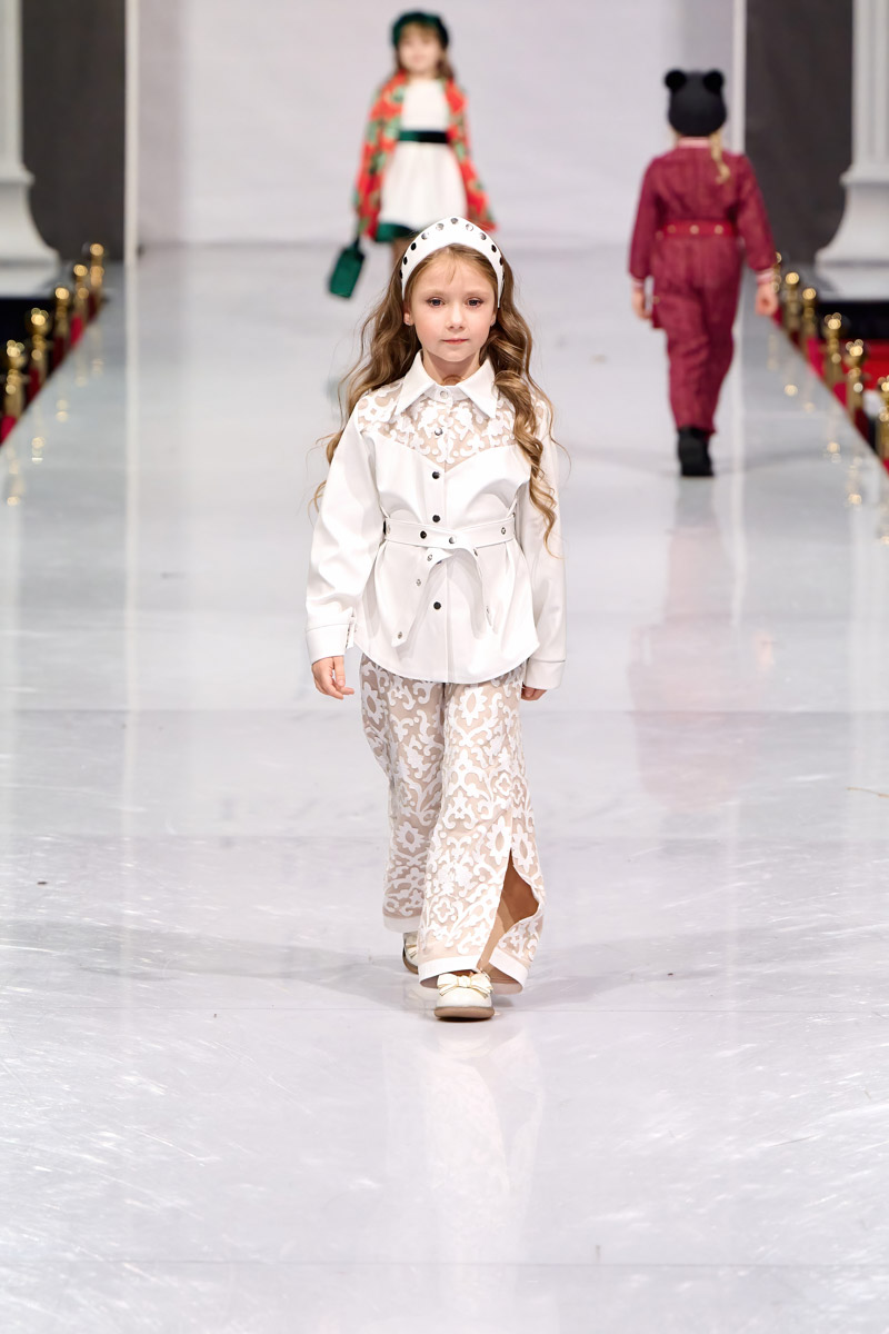 Наталья Рязанова продемонстрировала новую коллекцию детской и подростковой одежды на Estet Fashion Week. В столице нашей страны эона впервые показала зрителям уникальные образы, соединившие в себе национальный колорит и актуальные тренды. Получилось ли у нее удивить публику?