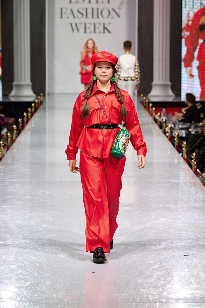 Наталья Рязанова продемонстрировала новую коллекцию детской и подростковой одежды на Estet Fashion Week. В столице нашей страны эона впервые показала зрителям уникальные образы, соединившие в себе национальный колорит и актуальные тренды. Получилось ли у нее удивить публику?