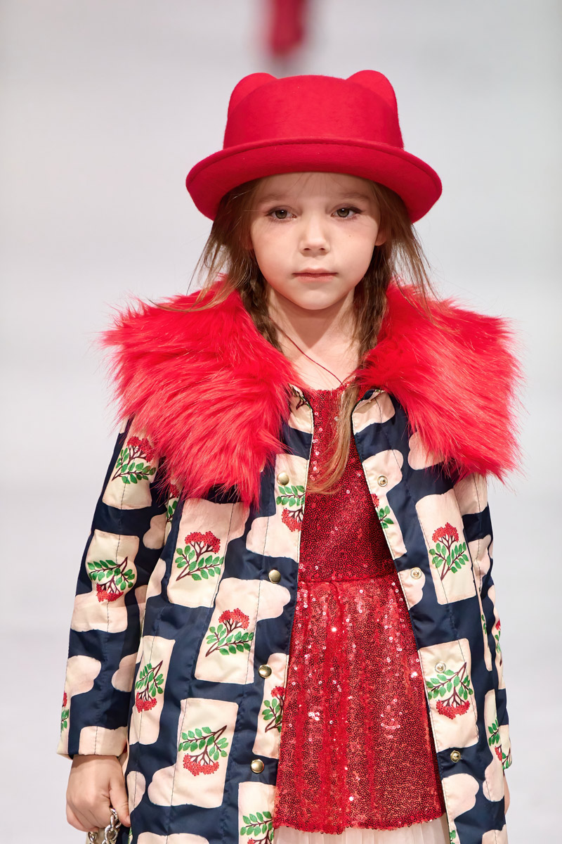 Наталья Рязанова продемонстрировала новую коллекцию детской и подростковой одежды на Estet Fashion Week. В столице нашей страны эона впервые показала зрителям уникальные образы, соединившие в себе национальный колорит и актуальные тренды. Получилось ли у нее удивить публику?