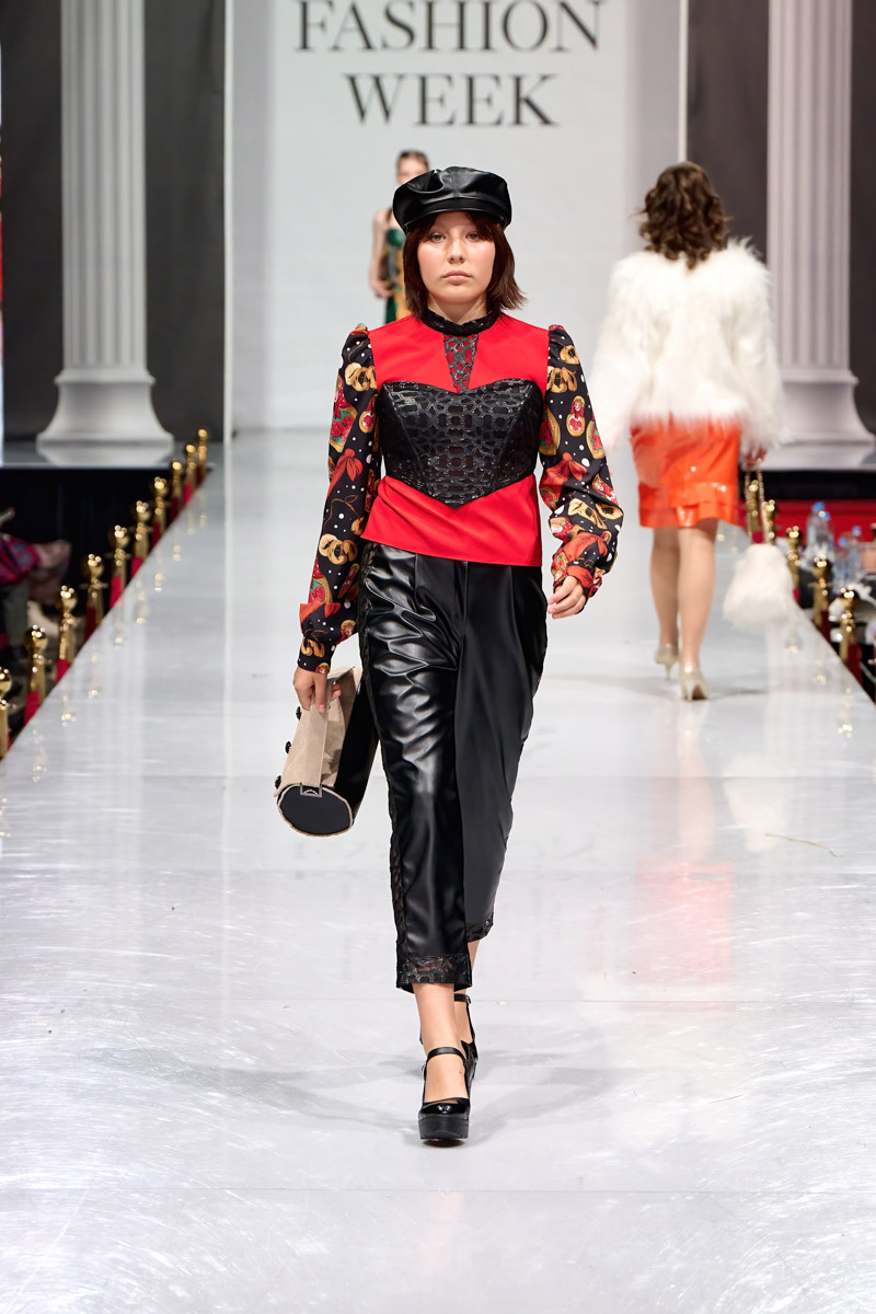 Наталья Рязанова продемонстрировала новую коллекцию детской и подростковой одежды на Estet Fashion Week. В столице нашей страны эона впервые показала зрителям уникальные образы, соединившие в себе национальный колорит и актуальные тренды. Получилось ли у нее удивить публику?