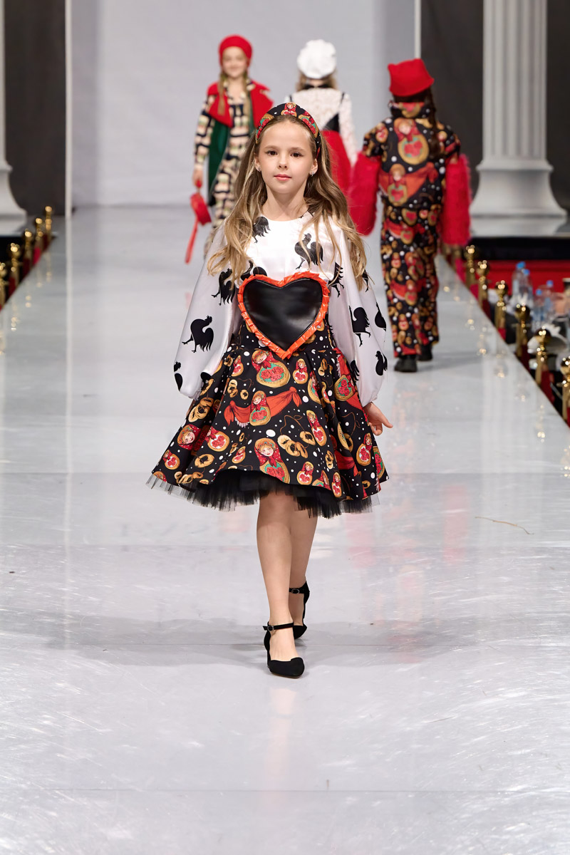 Наталья Рязанова продемонстрировала новую коллекцию детской и подростковой одежды на Estet Fashion Week. В столице нашей страны эона впервые показала зрителям уникальные образы, соединившие в себе национальный колорит и актуальные тренды. Получилось ли у нее удивить публику?