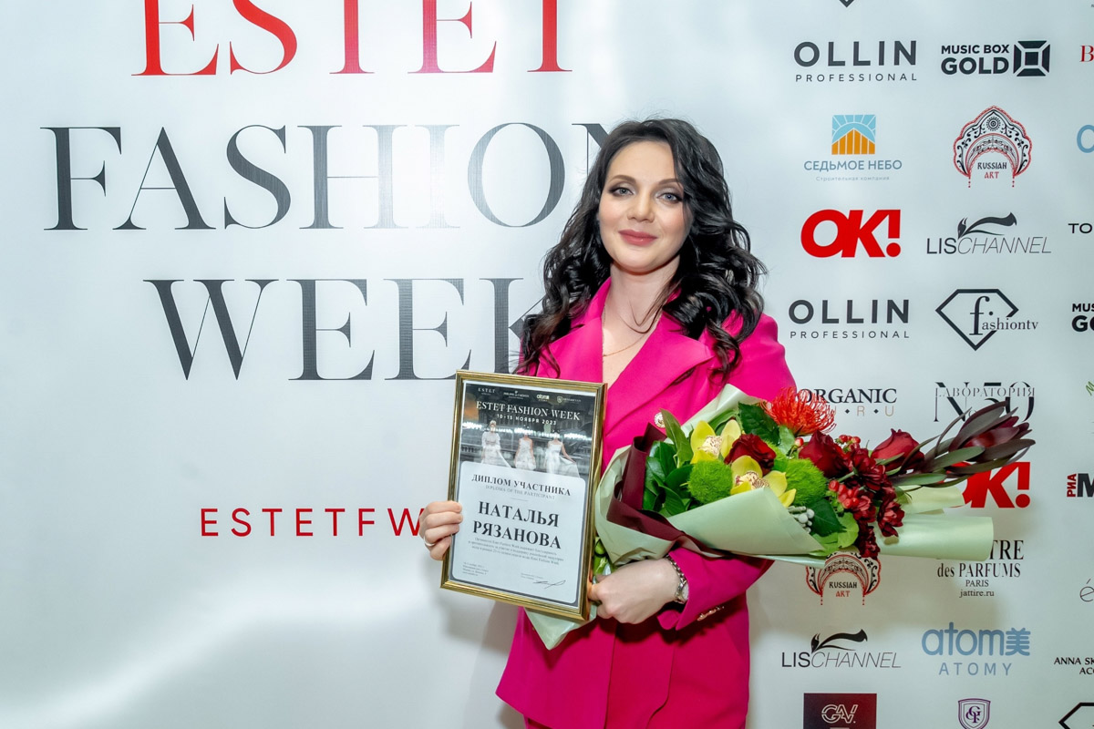Наталья Рязанова продемонстрировала новую коллекцию детской и подростковой одежды на Estet Fashion Week. В столице нашей страны эона впервые показала зрителям уникальные образы, соединившие в себе национальный колорит и актуальные тренды. Получилось ли у нее удивить публику?