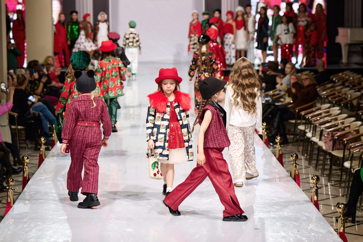 Наталья Рязанова продемонстрировала новую коллекцию детской и подростковой одежды на Estet Fashion Week. В столице нашей страны эона впервые показала зрителям уникальные образы, соединившие в себе национальный колорит и актуальные тренды. Получилось ли у нее удивить публику?