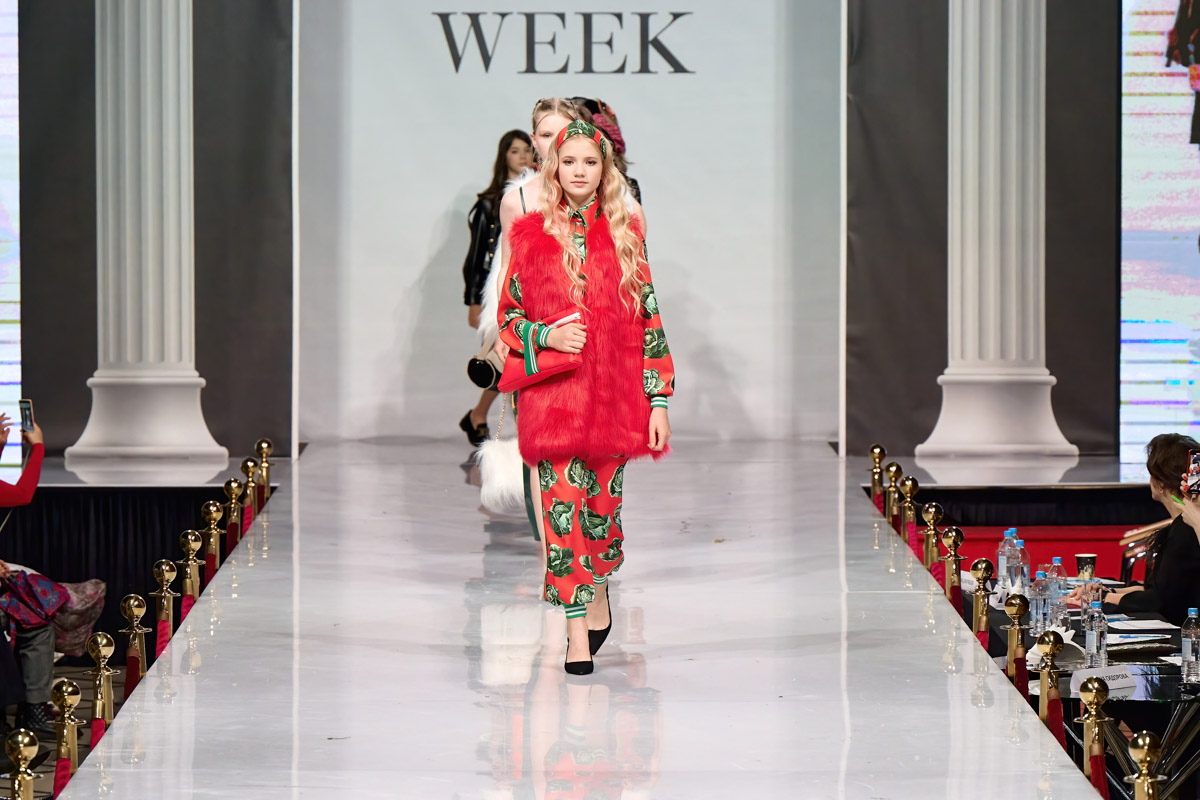 Наталья Рязанова продемонстрировала новую коллекцию детской и подростковой одежды на Estet Fashion Week. В столице нашей страны эона впервые показала зрителям уникальные образы, соединившие в себе национальный колорит и актуальные тренды. Получилось ли у нее удивить публику?