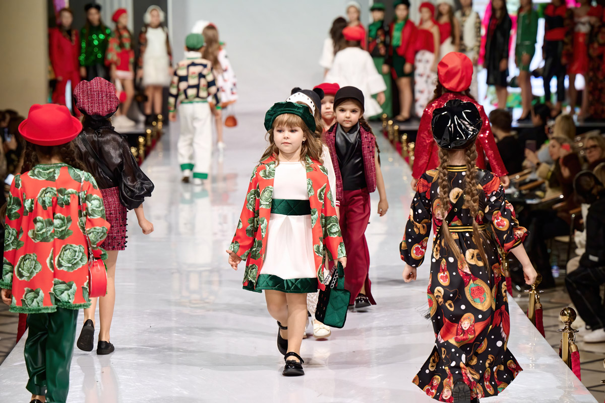 Наталья Рязанова продемонстрировала новую коллекцию детской и подростковой одежды на Estet Fashion Week. В столице нашей страны эона впервые показала зрителям уникальные образы, соединившие в себе национальный колорит и актуальные тренды. Получилось ли у нее удивить публику?