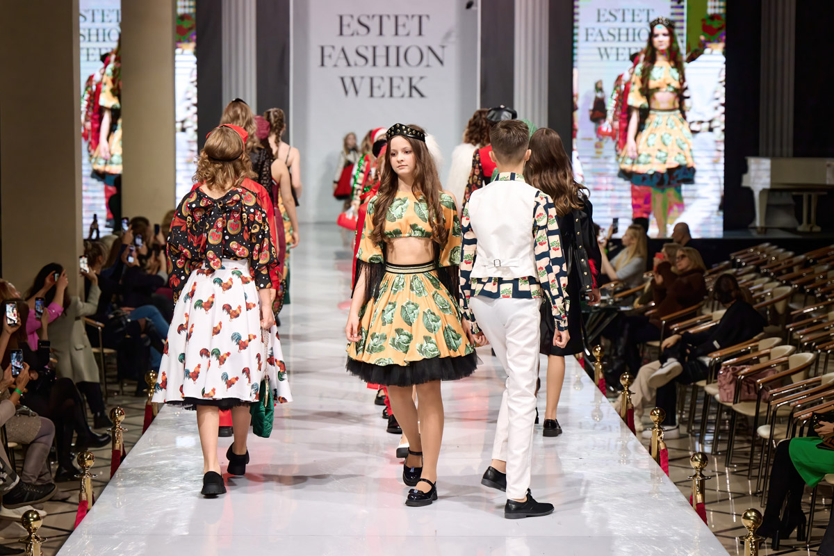 Наталья Рязанова продемонстрировала новую коллекцию детской и подростковой одежды на Estet Fashion Week. В столице нашей страны эона впервые показала зрителям уникальные образы, соединившие в себе национальный колорит и актуальные тренды. Получилось ли у нее удивить публику?