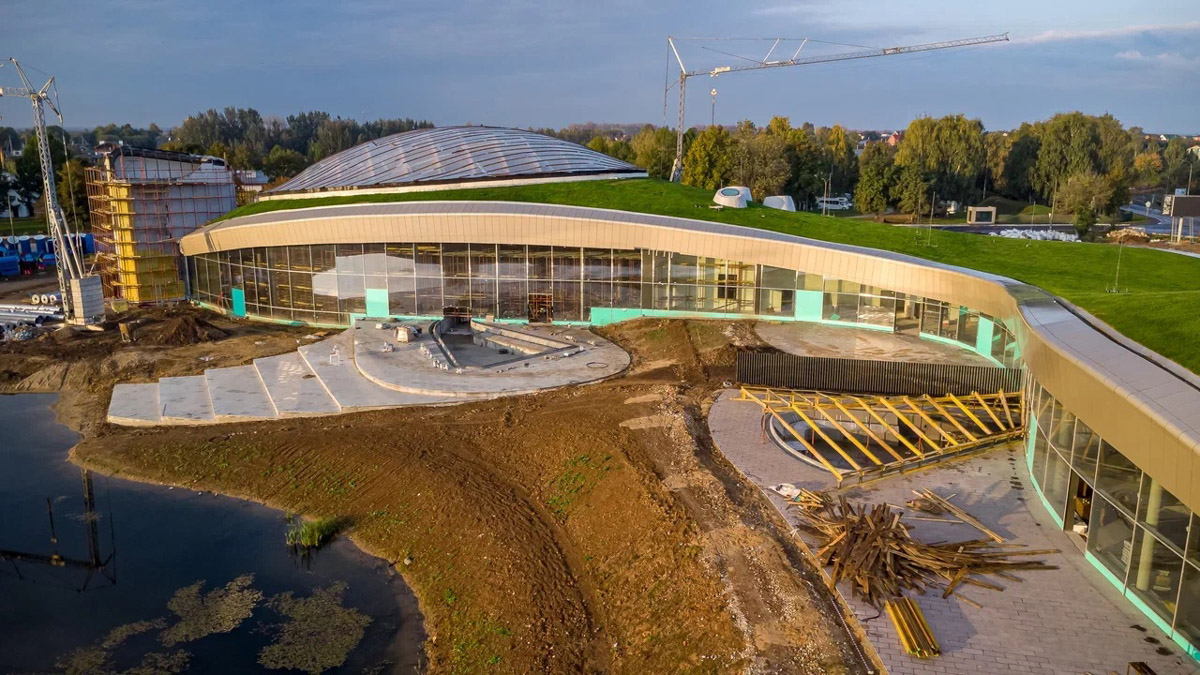 Рассматривать фото с места строительства интересно, читать про планы тоже, но ничто не сравнится с впечатлениями от посещения готового объекта. Об аквапарке в Суздале жители 33-го региона мечтают давно, но сроки открытия постоянно переносили. Однако история близка к развязке — «Ключ-Медиа» узнал предположительный месяц запуска, а заодно спросил, какие работы успели провести этой осенью в водном комплексе.