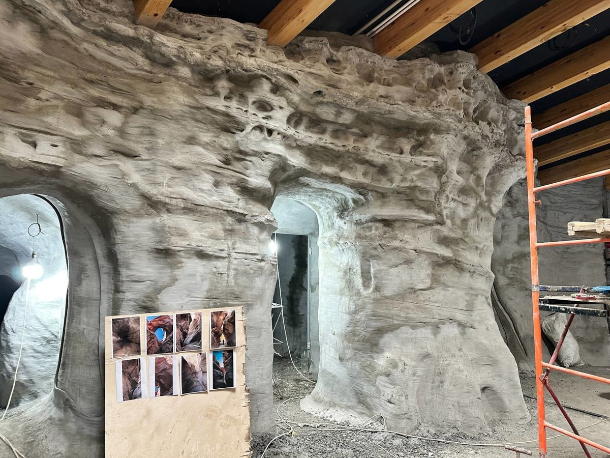 Рассматривать фото с места строительства интересно, читать про планы тоже, но ничто не сравнится с впечатлениями от посещения готового объекта. Об аквапарке в Суздале жители 33-го региона мечтают давно, но сроки открытия постоянно переносили. Однако история близка к развязке — «Ключ-Медиа» узнал предположительный месяц запуска, а заодно спросил, какие работы успели провести этой осенью в водном комплексе.