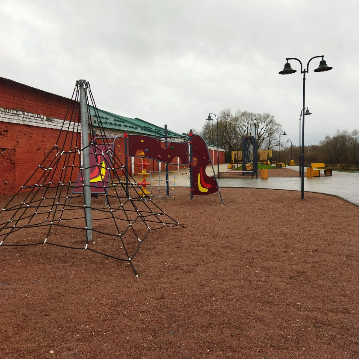 Обновление еще одного общественного пространства во Владимирской области подошло к концу. Показываем, какую набережную в Судогде успели сделать за полгода и 70 миллионов рублей.